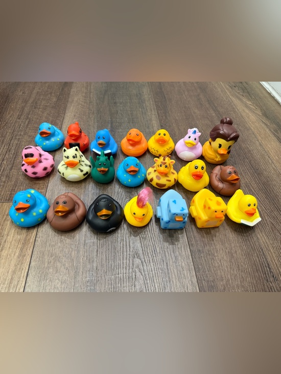 Source Unknown Other - Lot of 21 rubber duckies great for kids jeep cruises random pack